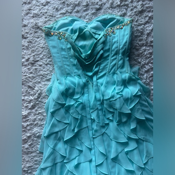 Prom dress. Size 6. Worn once. - Picture 3 of 6